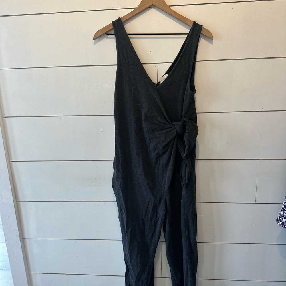 Chic Black Sleeveless Jumpsuit with Bow Detail